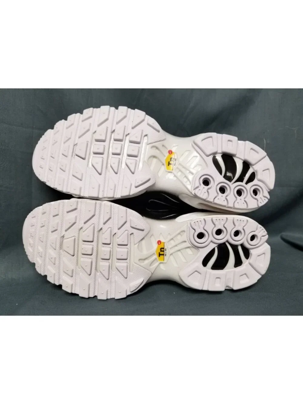 Nike Air Max Plus Black White Women's DM2362 001 Size 7.5 NEW NO BOX!